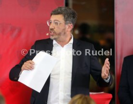 VfB Stuttgart Der dunkelrote Tisch