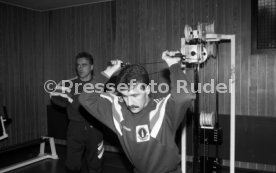 28.01.93 VfB Stuttgart Training im Kraftraum