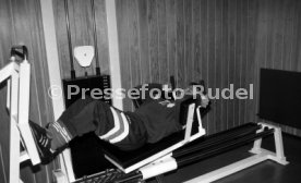 28.01.93 VfB Stuttgart Training im Kraftraum