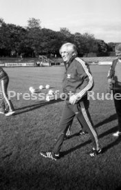 17.05.81 Ankunft DFB Nationalspieler Schlosshotel Monrepos Ludwigsburg