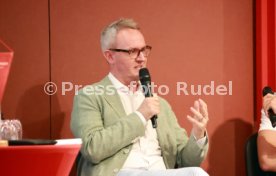 27.08.25 VfB Stuttgart Dunkelroter Tisch Spezial