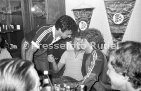 18.05.81 DFB Nationalspieler bei Hansi M&uuml;ller