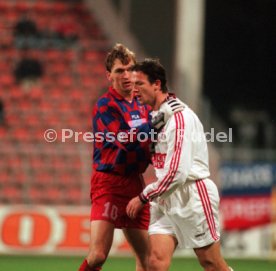 DFB-Pokal KFC Uerdingen-VfB Stuttgart 0:4 li. Claus-Dieter Wollitz re. Fredi Bobic Foto Rudel