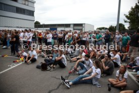 Esslingen - Public Viewing bei Auto Hahn