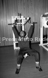 28.01.93 VfB Stuttgart Training im Kraftraum