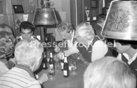 18.05.81 DFB Nationalspieler bei Hansi M&uuml;ller