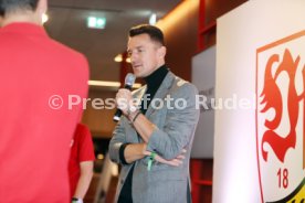 15.10.24 VfB Stuttgart Dunkelroter Tisch