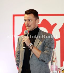 15.10.24 VfB Stuttgart Dunkelroter Tisch
