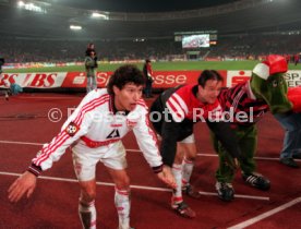 VfB Stuttgart-Karlsruher SC 3:0v.l.Krassimir Balakov Fredi Bobic VfB-Maskottchen Fritzle Foto Rudel