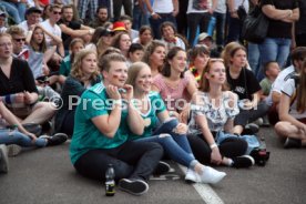 Esslingen - Public Viewing bei Auto Hahn