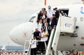 25.05.25 VfB Stuttgart Ankunft Flughafen Stuttgart aus Berlin DFB-Pokal Sieg
