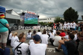 Esslingen - Public Viewing bei Auto Hahn