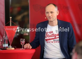 VfB Stuttgart Der dunkelrote Tisch