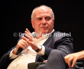 Podiumsdiskussion Stuttgart Liederhalle Wolfgang Dietrich, Mario Gomez, Uli Hoene&szlig;