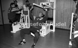 28.01.93 VfB Stuttgart Training im Kraftraum