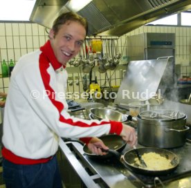 19.01.04 VfB Stuttgart Hinkel Lahm beim Kochen