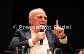Podiumsdiskussion Stuttgart Liederhalle Wolfgang Dietrich, Mario Gomez, Uli Hoene&szlig;