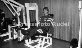 28.01.93 VfB Stuttgart Training im Kraftraum