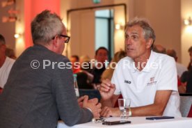 11.06.24 VfB Stuttgart Dunkelroter Tisch