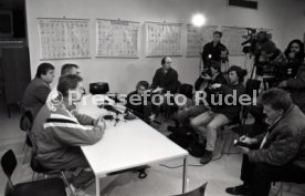 22.01.94 Pressekonferenz Oliver M&ouml;ller Hamburger SV nach Attenat in Stuttgart