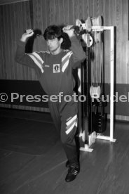28.01.93 VfB Stuttgart Training im Kraftraum
