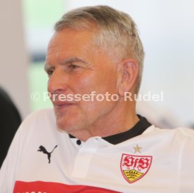 VfB Stuttgart Pressekonferenz  Wolfgang Dietrich ( VFB Pr&auml;sident).