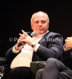 Podiumsdiskussion Stuttgart Liederhalle Wolfgang Dietrich, Mario Gomez, Uli Hoene&szlig;