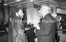 17.05.81 Ankunft DFB Nationalspieler Schlosshotel Monrepos Ludwigsburg