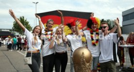 Esslingen - Public Viewing bei Auto Hahn