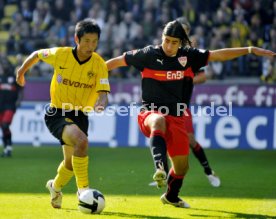 Borussia Dortmund - VFB Stuttgart Young-Pyo Lee Aktion vor Sami Khedira
