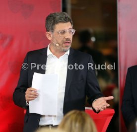 VfB Stuttgart Der dunkelrote Tisch