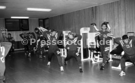 28.01.93 VfB Stuttgart Training im Kraftraum