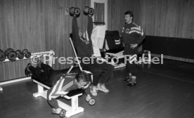 28.01.93 VfB Stuttgart Training im Kraftraum