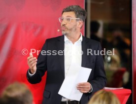 VfB Stuttgart Der dunkelrote Tisch