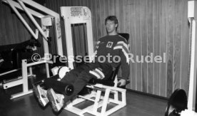 28.01.93 VfB Stuttgart Training im Kraftraum