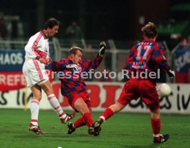 DFB-Pokal KFC Uerdingen-VfB Stuttgart 0:4 v.l. Fredi Bobic Guido Schmitz Mario Nacev, Tor zum 0:2 Foto Rudel