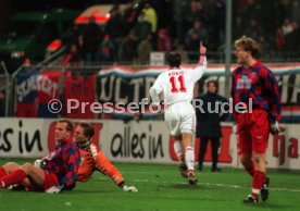 DFB-Pokal KFC Uerdingen-VfB Stuttgart 0:4 Fredi Bobic jubelt nach 0:2, am Boden: TW Alexander Bade und Guido Schmitz Foto Rudel