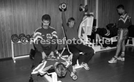 28.01.93 VfB Stuttgart Training im Kraftraum