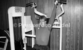 28.01.93 VfB Stuttgart Training im Kraftraum