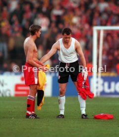 VfB Stuttgart-1.FC Kaiserslautern 0:1 Andreas Buck (links) und Franz Wohlfahrt (rechts) beim Trikottausch Foto Rudel