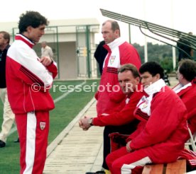 VfB Stuttgart Trainingslager Portugal v.l. Rainer Adrion, Jochen R&uuml;cker,Rainer Kraft, Krassimir Balakov Foto Rudel