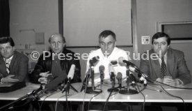 22.01.94 Pressekonferenz Oliver M&ouml;ller Hamburger SV nach Attenat in Stuttgart