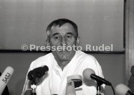 22.01.94 Pressekonferenz Oliver M&ouml;ller Hamburger SV nach Attenat in Stuttgart