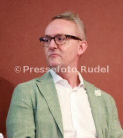 27.08.25 VfB Stuttgart Dunkelroter Tisch Spezial