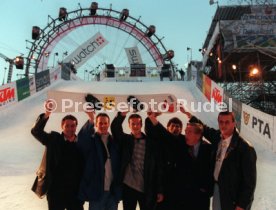 VfB Stuttgart v.l. Marco Grimm Matthias Hagner Fredi Bobic Krassimir Balakov Gerhard Mayer-Vorfelder Franz Wohlfahrt am Wiener Prater Foto Rudel