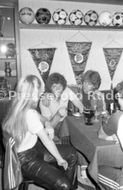 18.05.81 DFB Nationalspieler bei Hansi M&uuml;ller