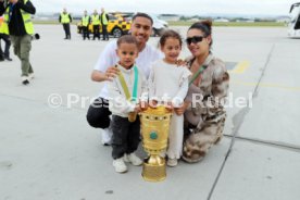 25.05.25 VfB Stuttgart Ankunft Flughafen Stuttgart aus Berlin DFB-Pokal Sieg