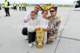 25.05.25 VfB Stuttgart Ankunft Flughafen Stuttgart aus Berlin DFB-Pokal Sieg
