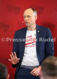 VfB Stuttgart Der dunkelrote Tisch