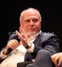 Podiumsdiskussion Stuttgart Liederhalle Wolfgang Dietrich, Mario Gomez, Uli Hoene&szlig;